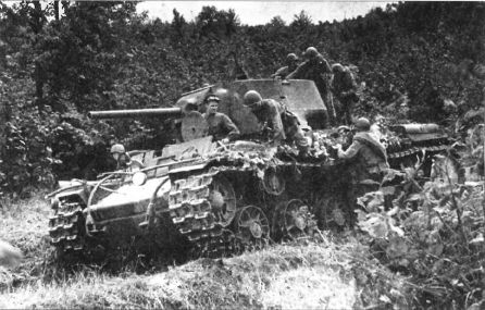 Тяжёлый танк КВ в бою - _202.jpg