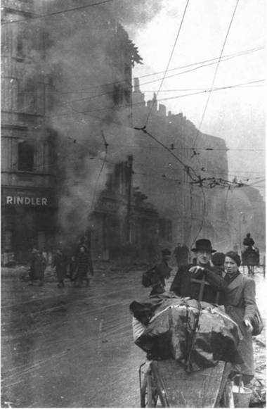 Повседневная жизнь Берлина при Гитлере - i_064.jpg