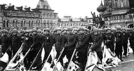 Смерть, идущая по следу… (интернет-версия) - Dyatloff_group_parade_of_victory_1.jpg