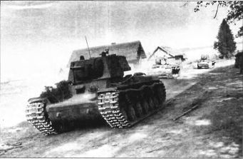 Тяжелый танк КВ в бою - i_002.jpg