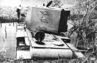 Тяжелый танк КВ в бою - i_005.jpg