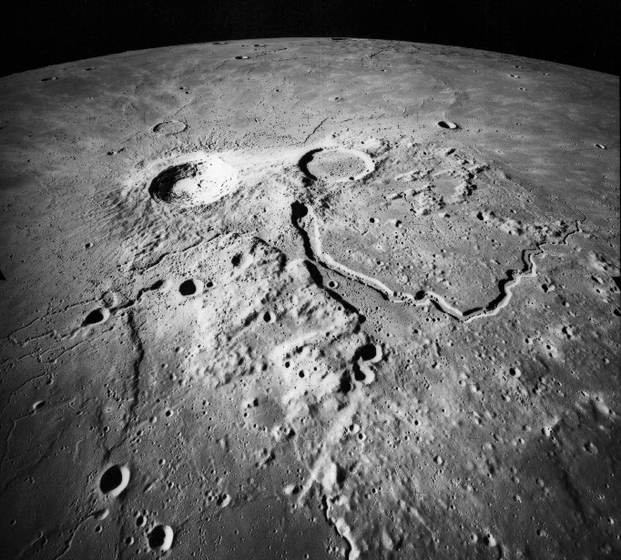 Сокровища звездного неба - Apollo_15_Aristarchus_Crater.jpg