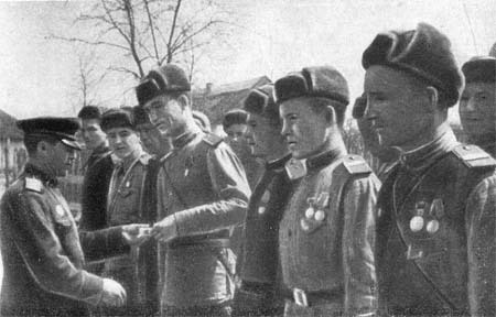 Гвардейцы Сталинграда идут на запад - i_012.jpg