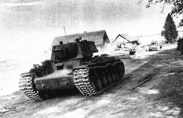 Тяжёлый танк КВ в бою - i_003.jpg