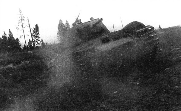 Тяжёлый танк КВ в бою - i_004.jpg