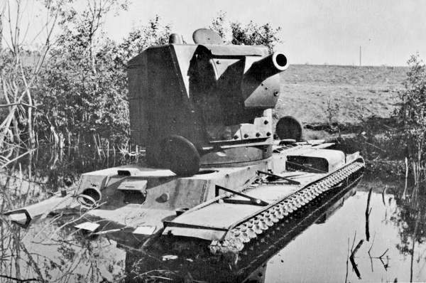 Тяжёлый танк КВ в бою - i_005.jpg
