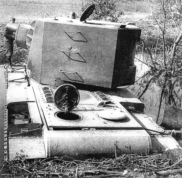 Тяжёлый танк КВ в бою - i_006.jpg