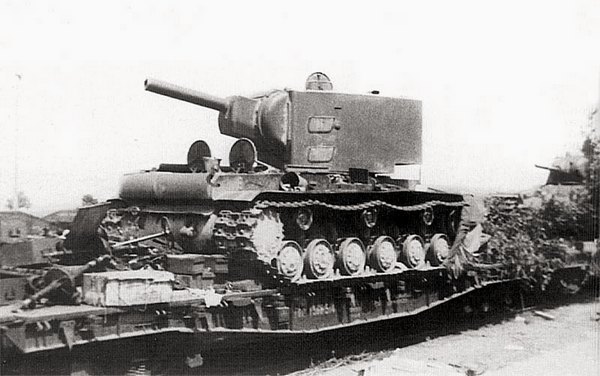 Тяжёлый танк КВ в бою - i_007.jpg