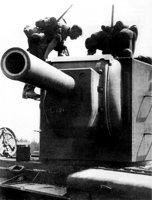 Тяжёлый танк КВ в бою - i_008.jpg