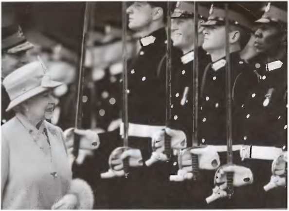 Повседневная жизнь Букингемского дворца при Елизавете II - i_049.jpg