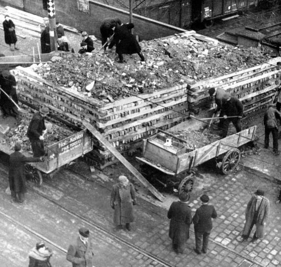 Берлин 45-го. Сражения в логове зверя - _009_streetbarricade_built.jpg