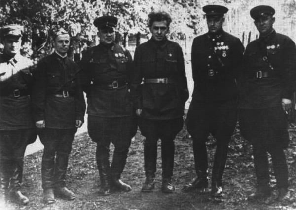 Об Илье Эренбурге (Книги. Люди. Страны) - i_024.jpg