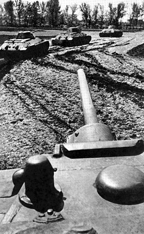 Танковая гвардия в бою - i_006.jpg