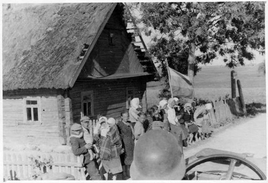 Русский коллаборационизм во время Второй мировой - Russkijjnarodprivetstvuetgermanskievojjskanacionalnymbelosinekrasnymflagomtrikolorom.Rossija1941g.jpg_1