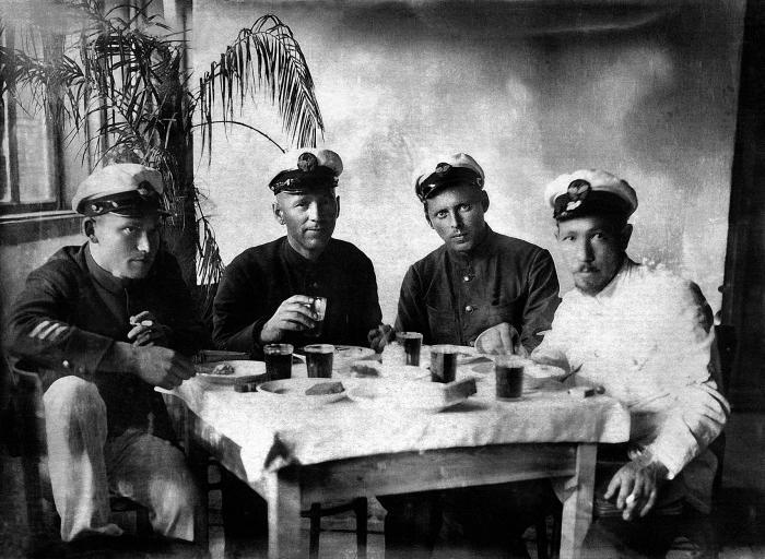 «Дирежаблестрой» на Долгопрудной: 1934-й, один год из жизни - _72zachaemvstolovo.jpg