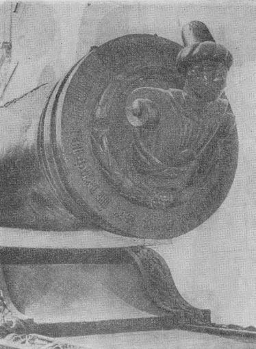 Царь-пушка - DetalVingradasizobrazhenimpersa.PushkaNovyjjpers.MasterMartjanOsipov.1685g..jpg