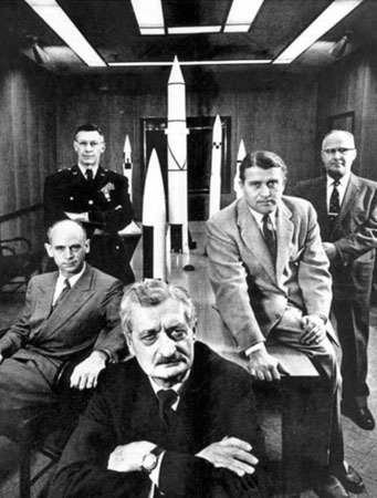 Вернер фон Браун. Человек, который продал Луну - i_008.jpg