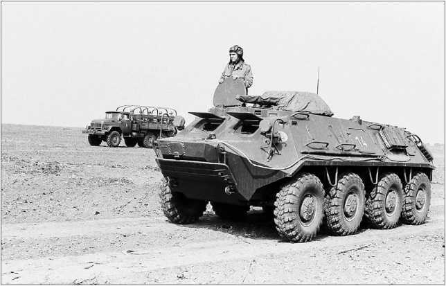 Русские бронетранспортеры<br />(От БТР-40 до «Бумеранга») - i_071.jpg