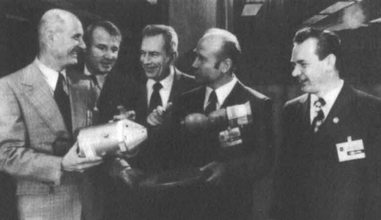 Над планетой людей. Алексей Леонов - i_015.jpg