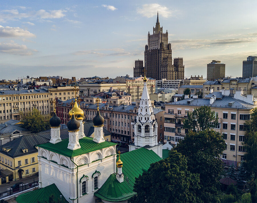 Архитектурная Москва. Путешествие по зданиям и стилям - i_001.jpg