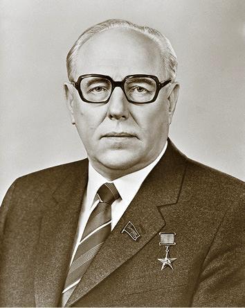 Александр Яковлев. Чужой среди своих. Партийная жизнь «архитектора перестройки» - i_086.jpg