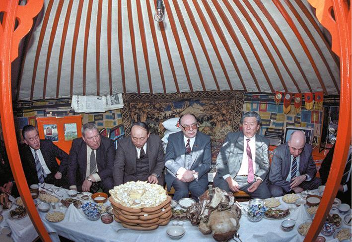 Александр Яковлев. Чужой среди своих. Партийная жизнь «архитектора перестройки» - i_096.jpg