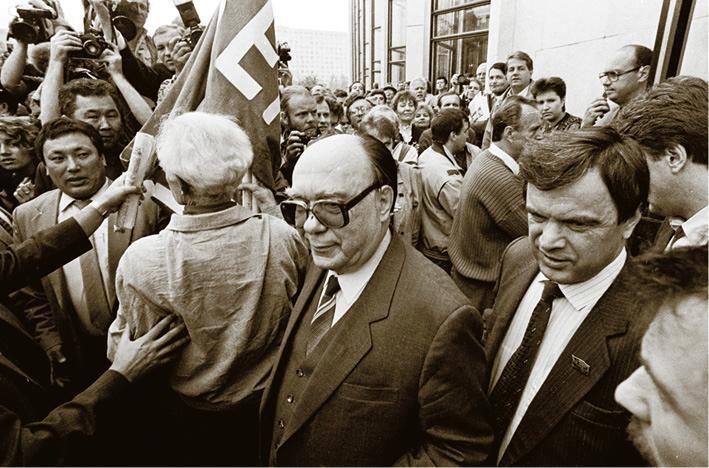 Александр Яковлев. Чужой среди своих. Партийная жизнь «архитектора перестройки» - i_144.jpg