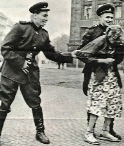 Женщина и война. Любовь, секс и насилие - i_005.jpg