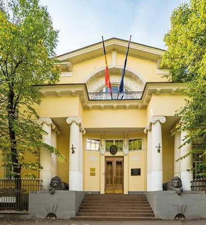 За парадными дверьми. Московские особняки в фотографиях и историях - b00000300.jpg