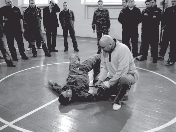 Джиу-джитсу – оружие спецслужб. Путь к победе - i_026.jpg