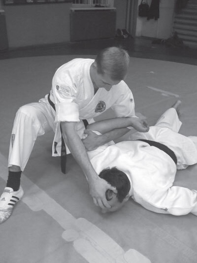 Джиу-джитсу – оружие спецслужб. Путь к победе - i_063.jpg