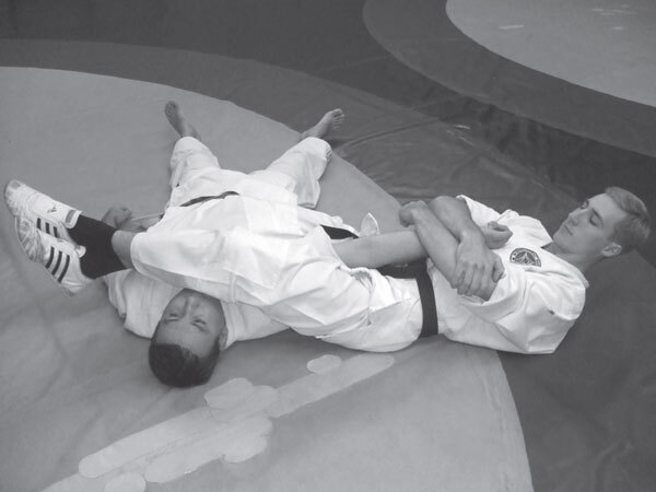 Джиу-джитсу – оружие спецслужб. Путь к победе - i_070.jpg