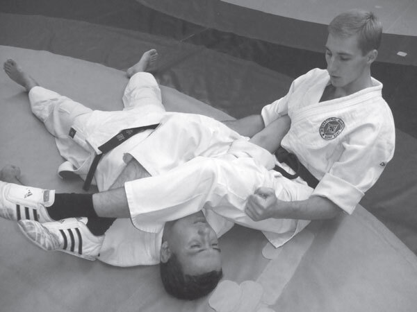 Джиу-джитсу – оружие спецслужб. Путь к победе - i_073.jpg