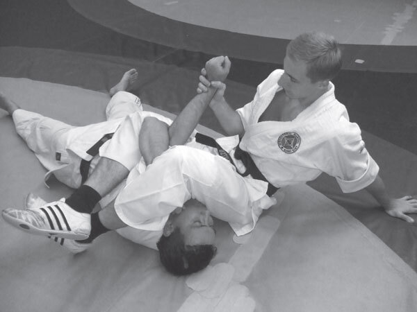 Джиу-джитсу – оружие спецслужб. Путь к победе - i_074.jpg