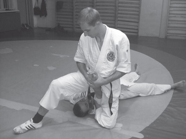 Джиу-джитсу – оружие спецслужб. Путь к победе - i_077.jpg