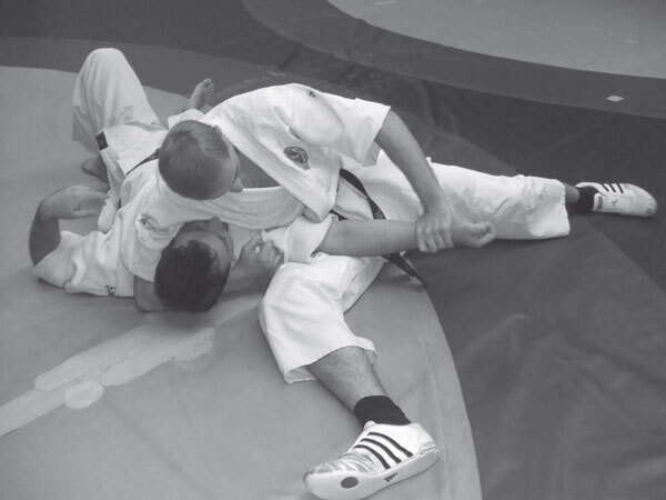 Джиу-джитсу – оружие спецслужб. Путь к победе - i_082.jpg