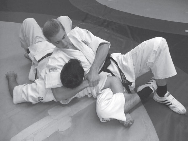 Джиу-джитсу – оружие спецслужб. Путь к победе - i_084.jpg