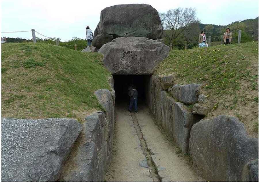 Страна восходящего солнца. Загадки древней истории - i_064.jpg