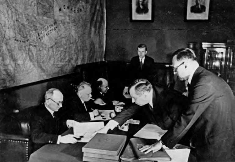 Рискованная игра Сталина: в поисках союзников против Гитлера, 1930-1936 гг. - i_025.jpg