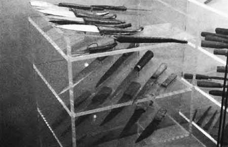 Учебник вымогателя, или Искусство владения навахой, ножом и цыганскими ножницами - _392.jpg