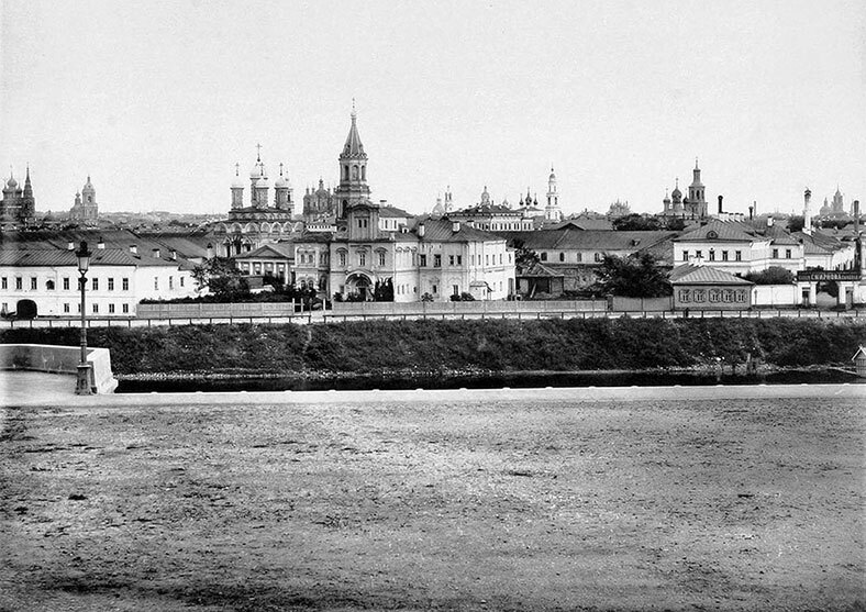 Книга Москвы: биография улиц, памятников, домов и людей - i_022.jpg