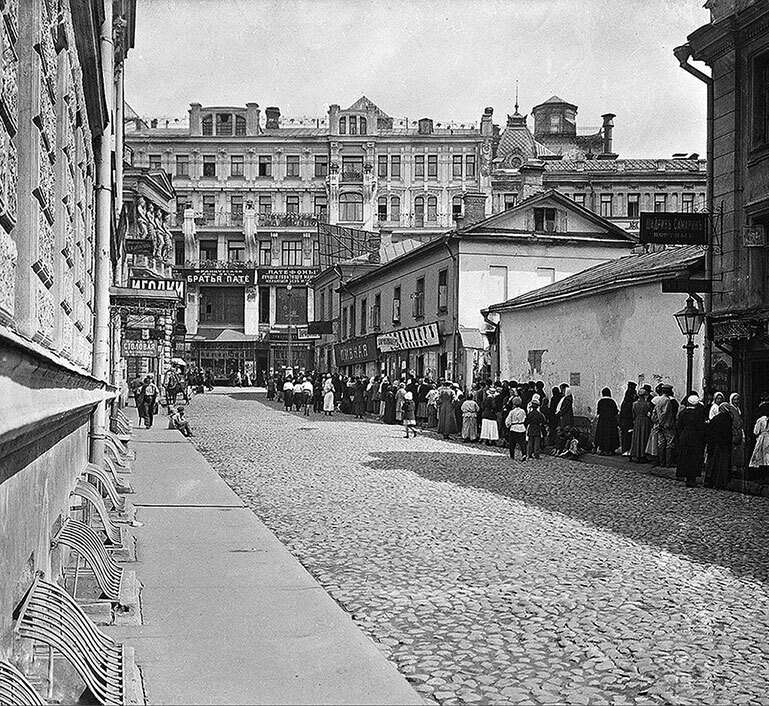 Книга Москвы: биография улиц, памятников, домов и людей - i_045.jpg