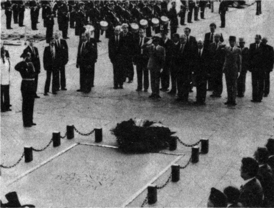 Три минуты истории - i_027.jpg