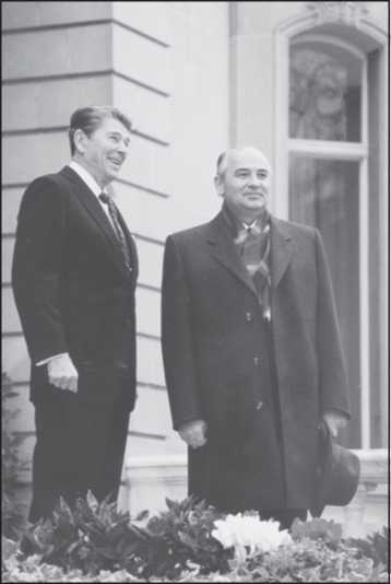 Беспокойный великан. Соединенные Штаты от Уотергейта до Буша против Гора (ЛП) - i_024.jpg