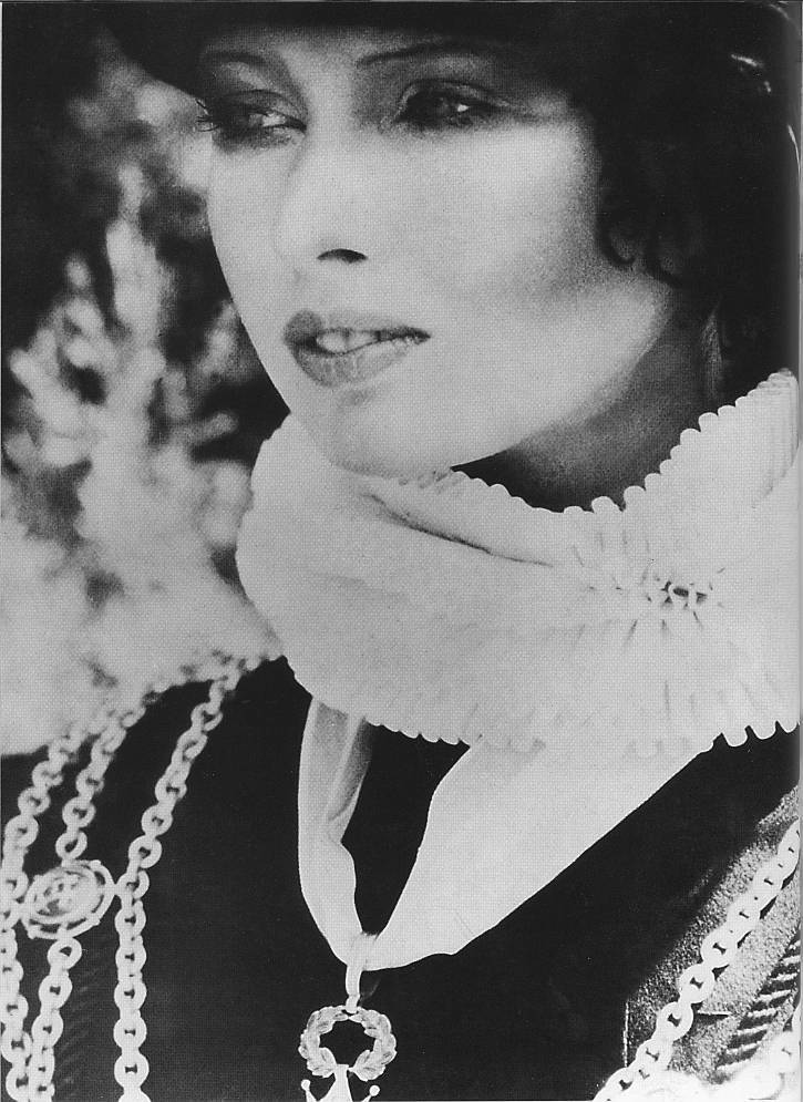 Это я — Елена: Интервью с самой собой. Стихотворения - i_020.jpg