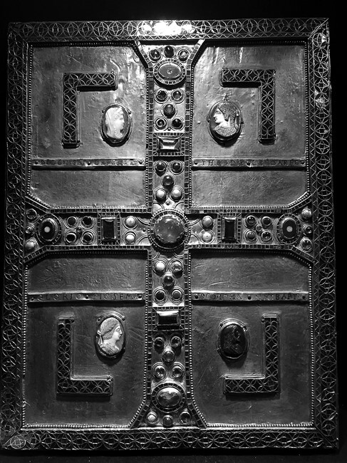 Тысячелетнее царство: Христианская культура средневековой Европы - i_003.jpg